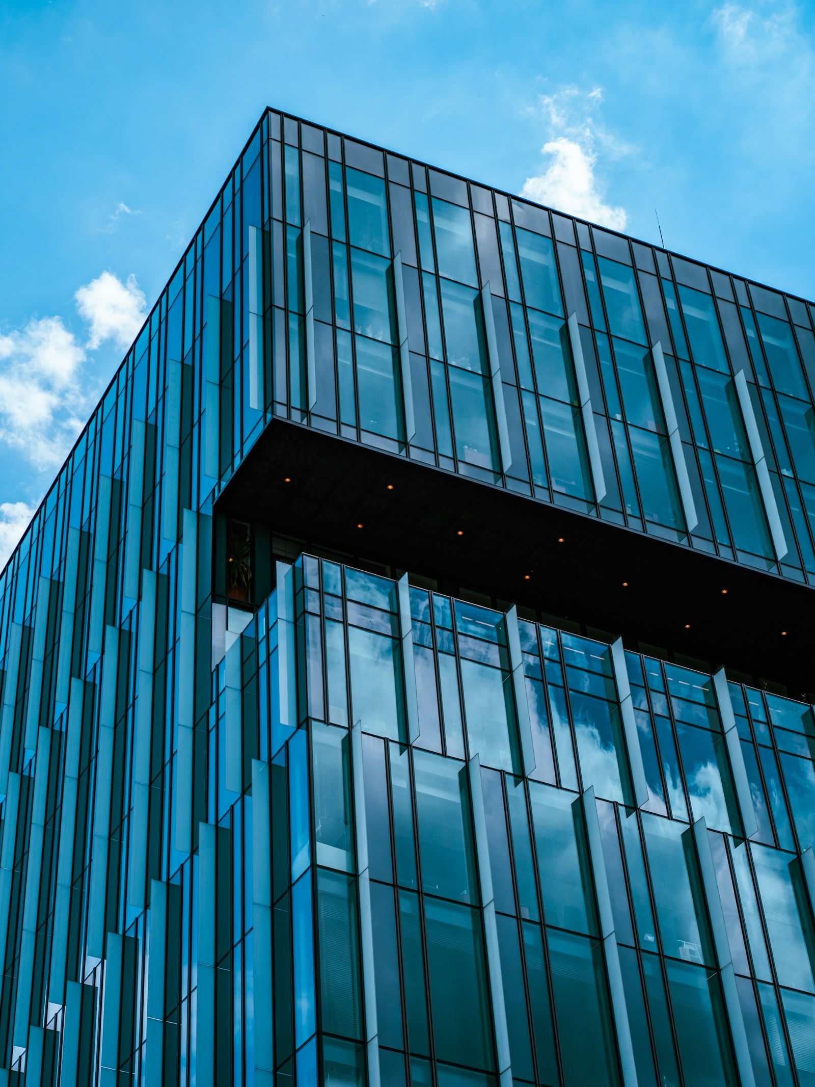 Fachada de cristal de un edificio corporativo vista desde abajo